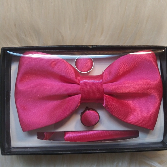 Mario Lorenzi Bow Tie Cuff Link Handkerchief Set - Picture 1 of 3